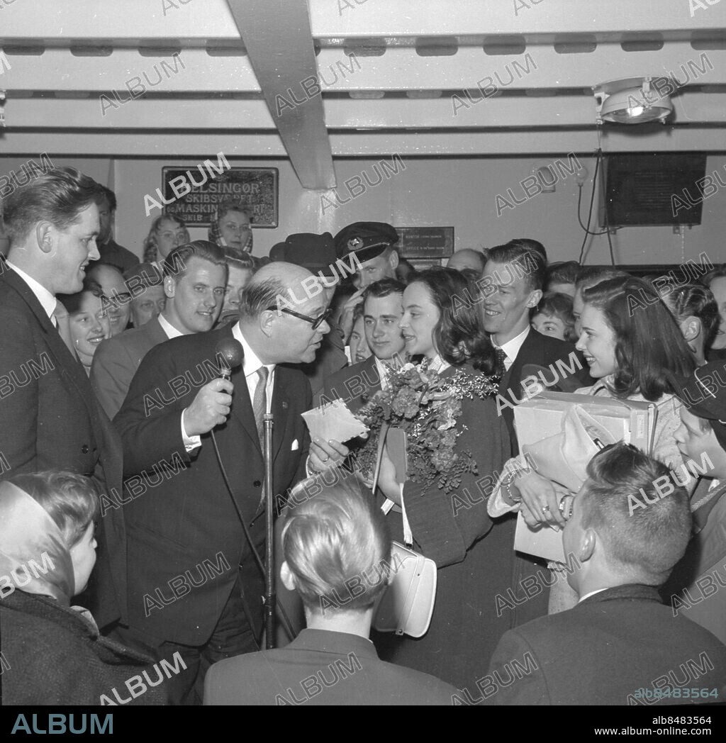 Göteborg - Fredrikshavn - 1958-06-06 - Kattegattprinsessan - Allsångresa ombord på M/S Prinsessan Margaretha -. Till vänster GT-s Lars Åhrén (fö gift med Berit Bohm) *** Local Caption *** GT-GHT - Foto: Kjell Corneliusson - . Finns i låda GT-GHT Reportagelåda 01. KAMERAREPORTAGE.