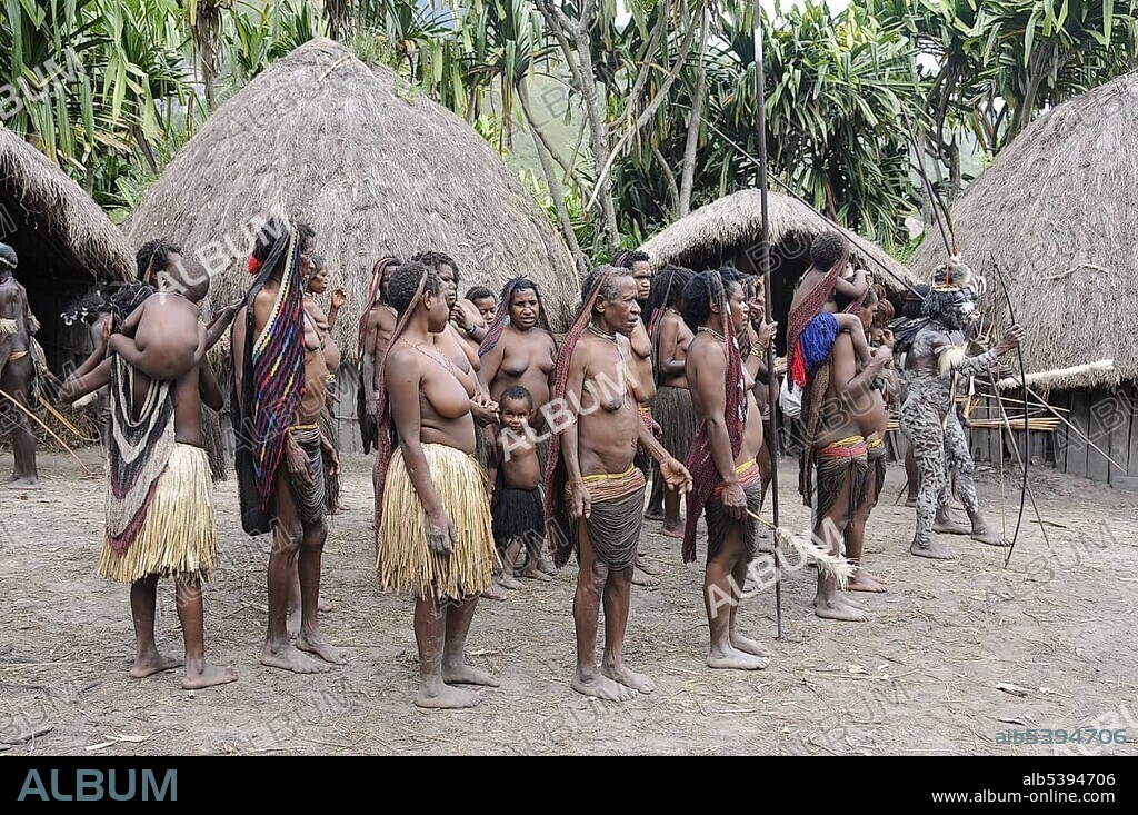 Dani women in a village, Yiwika, Baliem Valley, Irian Jaya, New Guinea, West Guinea, Indonesia, Southeast Asia, Asia.