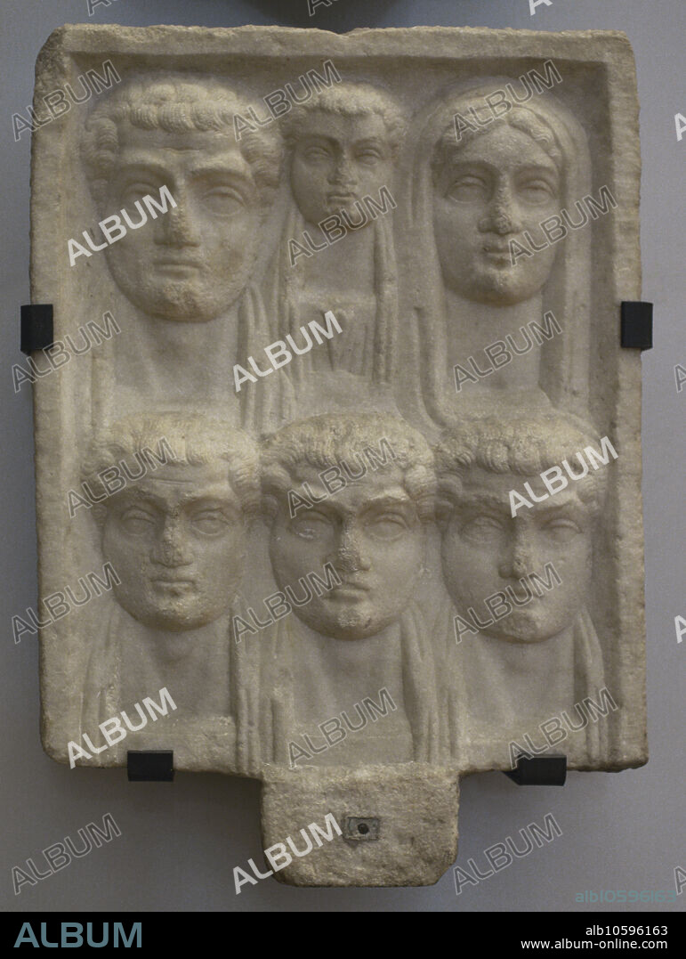Grupo familiar. Bustos de un hombre con barba, una mujer y cuatro niños. Primera mitad del siglo III d.C. Procede de Prosotsani, región de Drama, Grecia. Museo Arqueológico Nacional. Sofia. Bulgaria.
