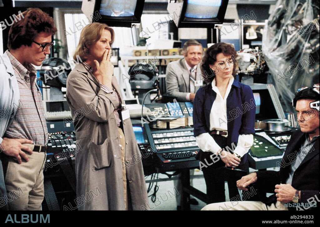 CHRISTOPHER WALKEN, CLIFF ROBERTSON, LOUISE FLETCHER and NATALIE WOOD in BRAINSTORM, 1983, directed by DOUGLAS TRUMBULL. Copyright M.G.M/UNITED ARTIST.
