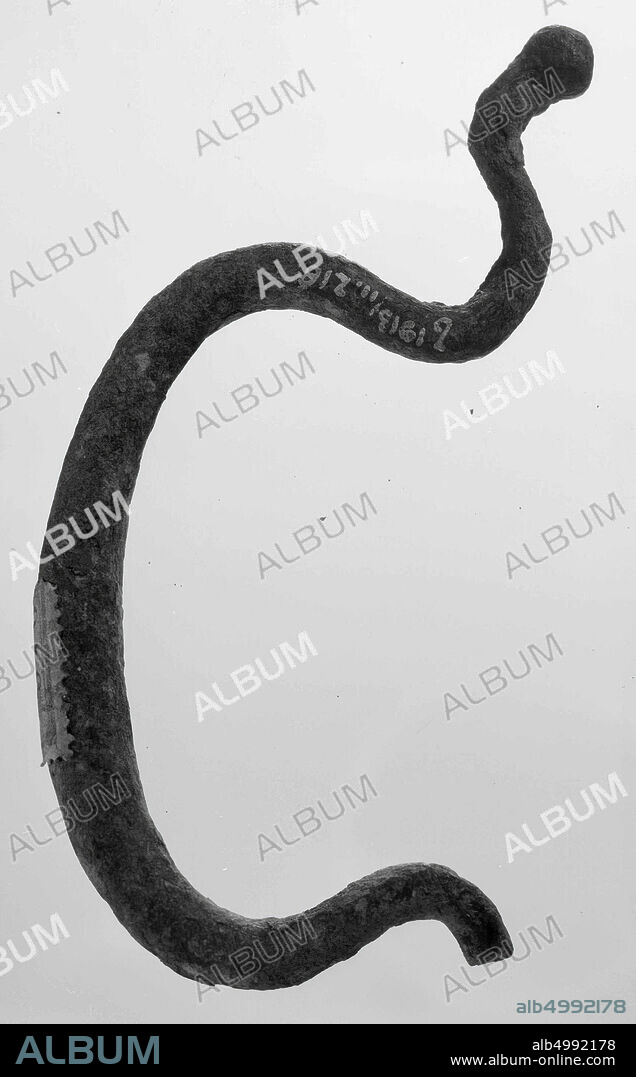 Bronze handle, about omega shaped. The end bent downwards and ending in a round button. One end broken off. Green patina., Handle, metal, bronze, 5,7 x 10,5 cm, roman 0-400, Netherlands, Groningen, Winsum, Joeswerd, Brillerij.