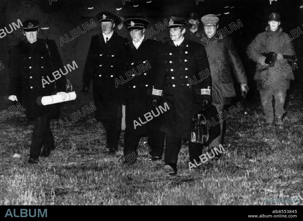 KARLSKRONA 19811102 - Sovjetisk ubåt U-137 på grund utanför Karlskrona. De ryska officerarna på U-137 förs till föhör via en helikopter. Örlogskaptenen på den sovejtiska ubåten, Anatolij Gustjtjin går i mitten (trea fr.v.). Till höger den svenske kommendörkaptenen Karl Andersson. Foto: DEX Kod: 192 . COPYRIGHT SCANPIX SWEDEN.