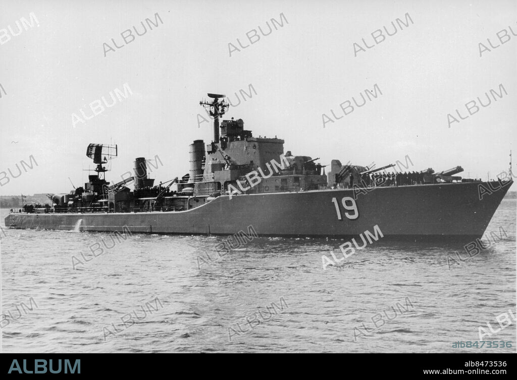Göteborg 1955-01-01. Jagaren HMS Småland (J19) svenska flottans helt robotutrustade jagare. Foto: SvD / TT / kod 12014.