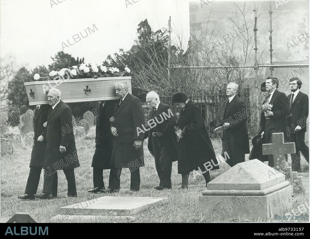 Cholsey Church (United Kingdom), 01/16/1976. Burial of the writer Agatha Christie. In the image, the writer's husband, Max Mallowan accompanied by his daughter, Rosalind Hicks. On the right, with flowers, her grandson, Matthew Prichard.