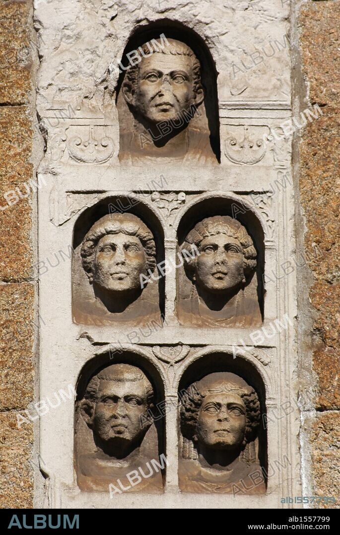 ARTE ROMANO. ITALIA. Detalle de los retratos en una TUMBA ROMANA ubicada en la antigua PORTA NUOVA de MILAN.