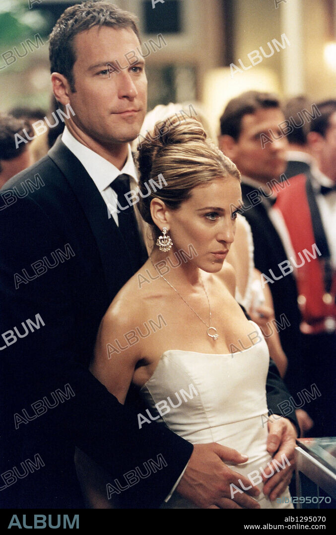 JOHN CORBETT und SARAH JESSICA PARKER in SEX AND THE CITY, 1998. Copyright HBO.