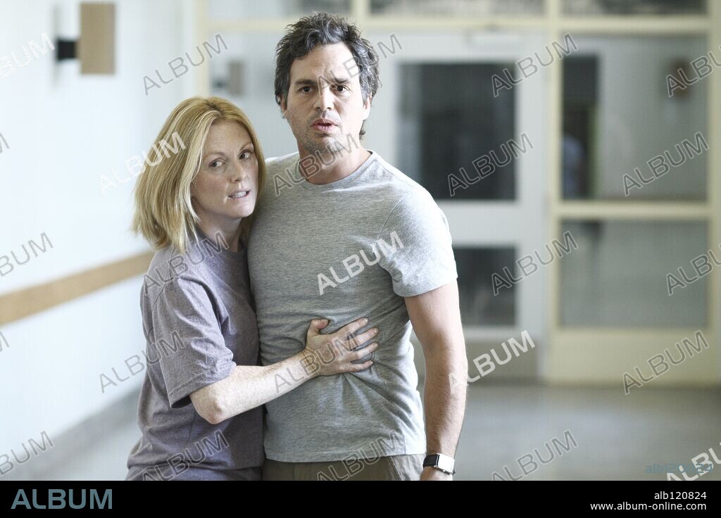 JULIANNE MOORE y MARK RUFFALO en A CIEGAS, 2008 (BLINDNESS), dirigida por FERNANDO MEIRELLES. Copyright RHOMBUS MEDIA/O2 FILMES/BEE VINE PICTURES.