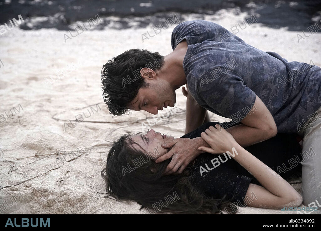 PIERRE NINEY and STACY MARTIN in LOVERS, 2020 (AMANTS), directed by NICOLE GARCIA. Copyright FRANCE 3 CINEMA.