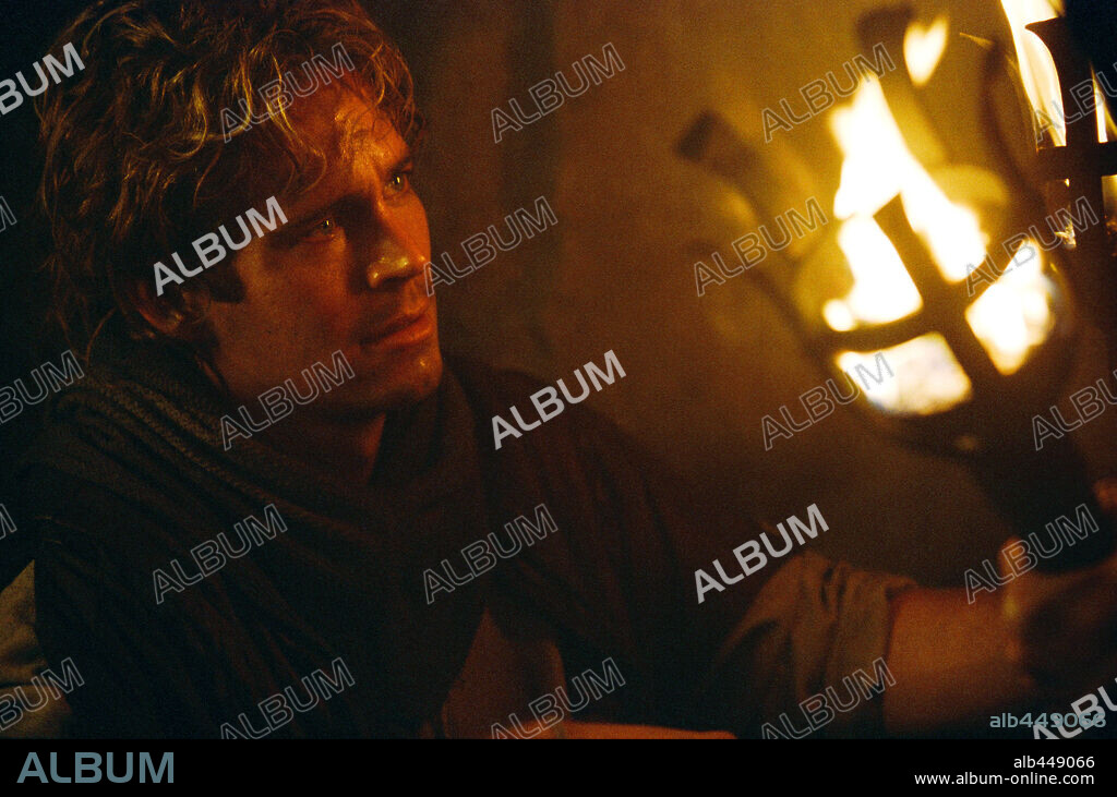 PAUL WALKER in TIMELINE, 2003, directed by RICHARD DONNER. Copyright PARAMOUNT PICTURES / VAUGHAN, STEPHEN.