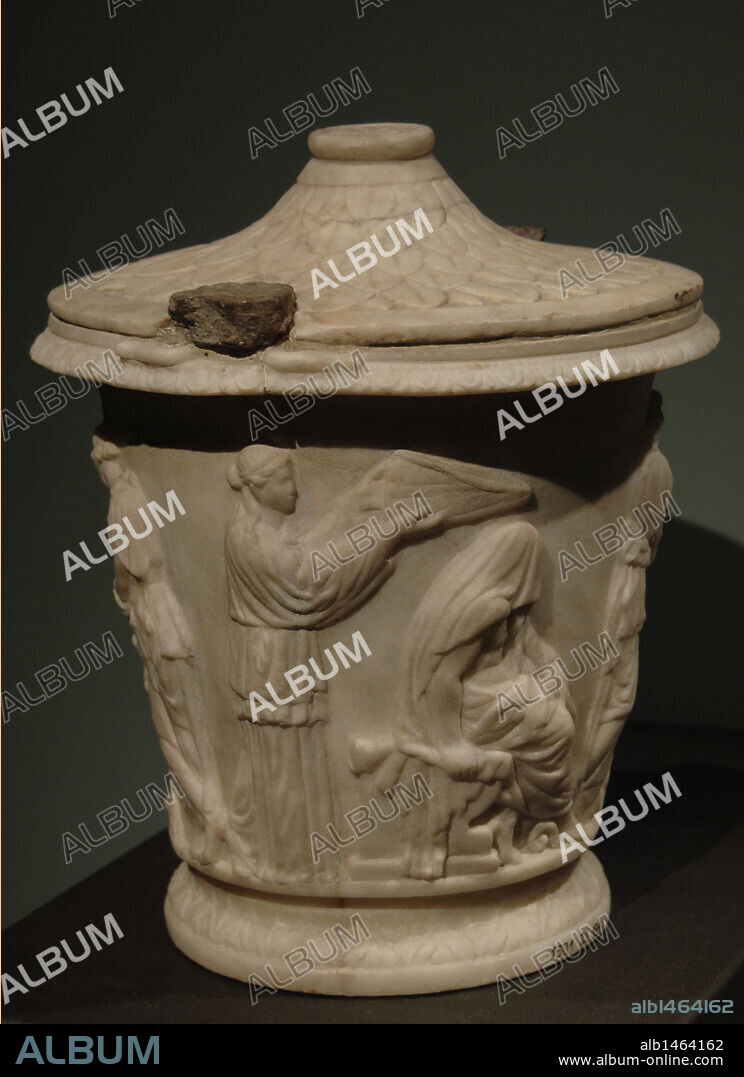 ARTE ROMANO. ITALIA. URNA FUNERARIA con relieves que representan a HERACLES (el "Hercules" romano) iniciándose en los MISTERIOS DE ELEUSIS. Mármol blanco. Pieza procedente del columbario cercano a la Porta Maggiore. Fechado probablemente a principios del período Imperial romano. Palacio Massimo. Museo Nacional Romano. Roma. Italia. Europa.