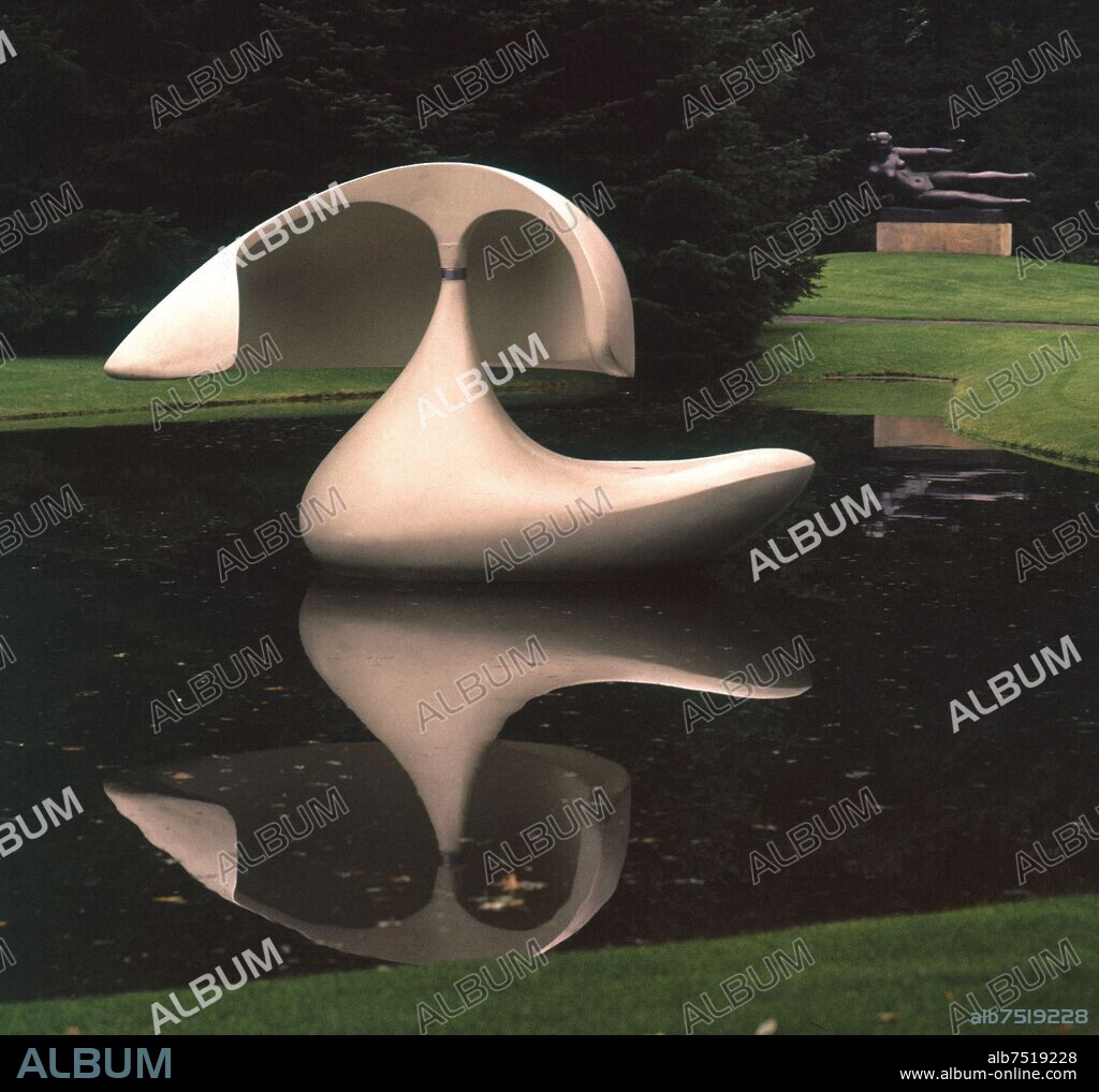 MARTA PAN (1923-2008). ESCULTURA FLOTANTE (1960) EN POLIESTER.