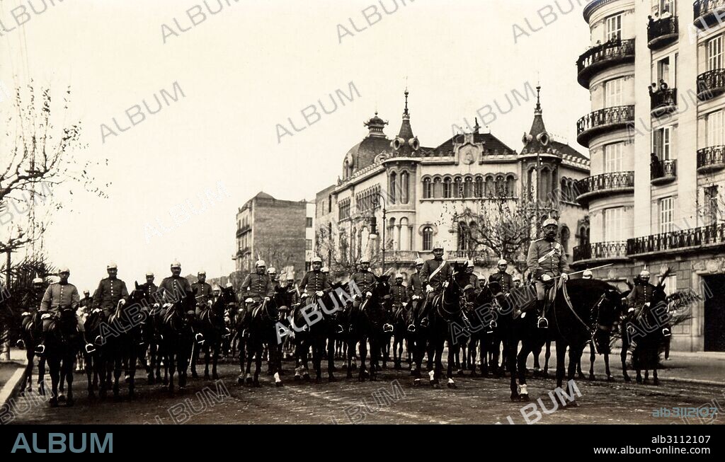 Barcelona. Parada militar del regimiento de Cazadores de Caballería Numancia nº 9 en la confluencia de Balmes y Diagonal. Años 1920.