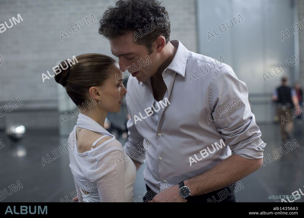 NATALIE PORTMAN and VINCENT CASSEL in BLACK SWAN, 2010, directed by DARREN ARONOFSKY. Copyright FOX SEARCHLIGHT PICTURES.