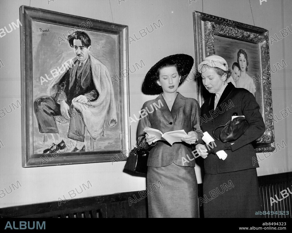 Stockholm 1955-03-24. Grevinnan Thora Dardel Hamilton och dottern Ingrid Dardel Ekwall framför Nils Dardels porträtt av Georges Papazoff, målat 1931, på Nils Dardel-utställningen på Liljevalchs. Foto: SvD / TT / kod 12014.