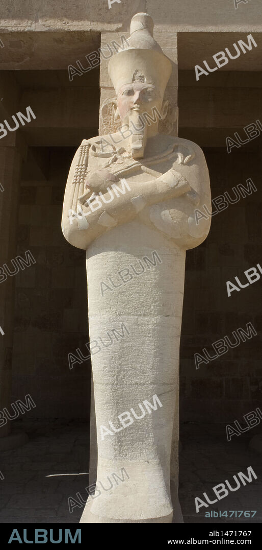 ARTE EGIPCIO. EGIPTO. ESTATUA osiriforme de HATSHEPSUT, reina de la XVIII Dinastía del Imperio Nuevo. Se encuentra en la segunda planta del Templo de Deir-El Bahari. TEBAS.