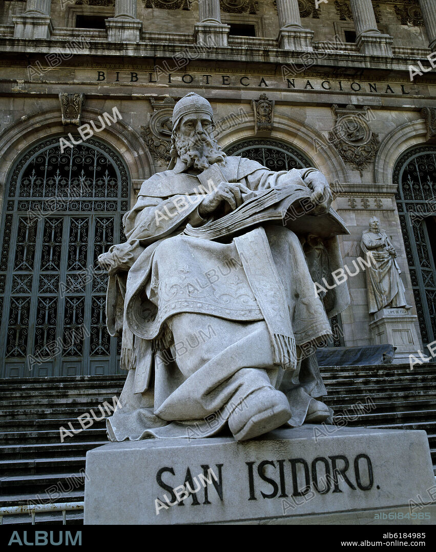 JOSÉ ALCOVERRO. ESCULTURA DE SAN ISIDORO (560-636) EN LA ESCALINATA DE LA BIBLIOTECA NACIONAL REALIZADA A FINALES DEL SIGLO XIX - FOTO AÑOS 2000.