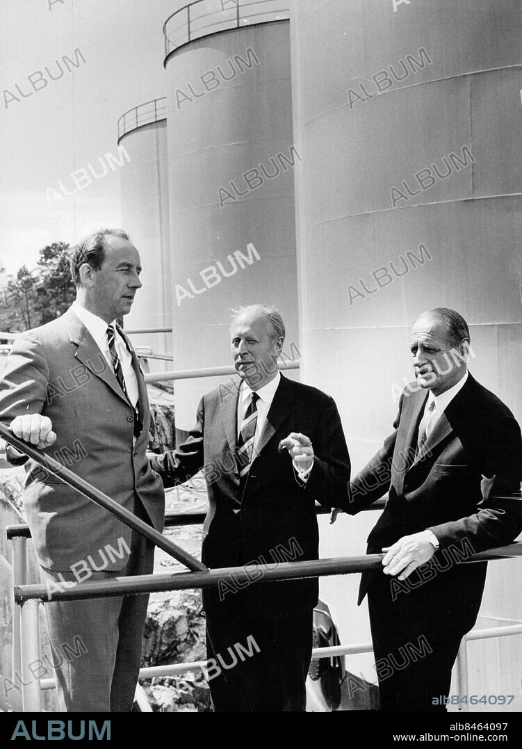 Stockholm 1962-06-25. Ingenjör Johan Decker och Esso:s vd Knut G-son Bergström flankerar landshövding Erik Westerlind vid invigningen av Bergs oljehamn i Nacka . Foto: Leif Engberg / SvD / TT / kod 12014.