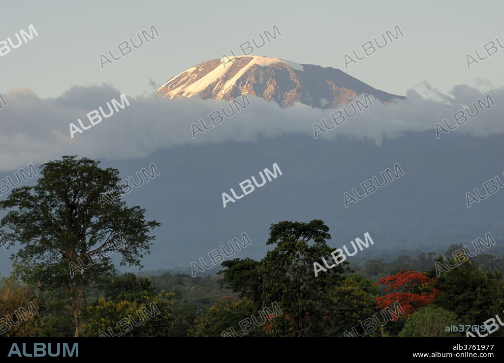 Mount Kilimanjaro, UNESCO World Heritage Site, Tanzania, East Africa, Africa.