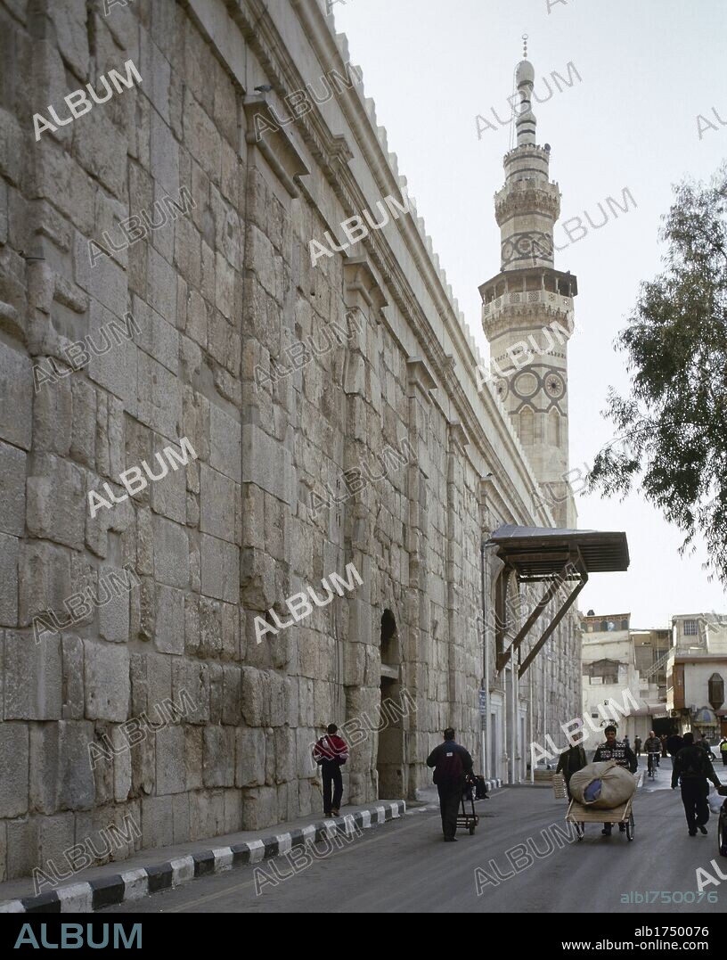 SIRIA. DAMASCO. Vista del muro exterior de la MEZQUITA OMEYA, construida a principios del siglo VIII. Destaca uno de sus minaretes.