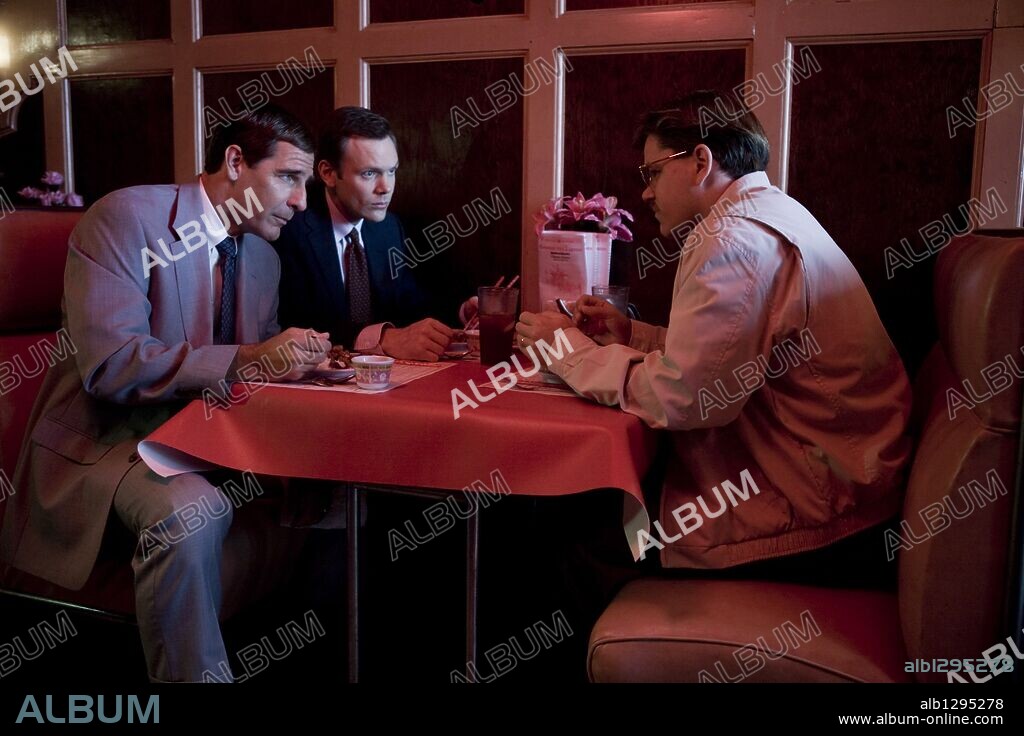 JOEL MCHALE, MATT DAMON y SCOTT BAKULA en EL SOPLON!, 2009 (THE INFORMANT!), dirigida por STEVEN SODERBERGH. Copyright WARNER BROS PICTURES / BARIUS, CLAUDETTE.