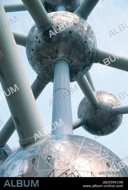 Bruxelles (Belgique), Atomium (emblème de l'exposition universelle de 1958 ; arch. : André Waterkeyn, André et Jean Polak). Vue partielle.