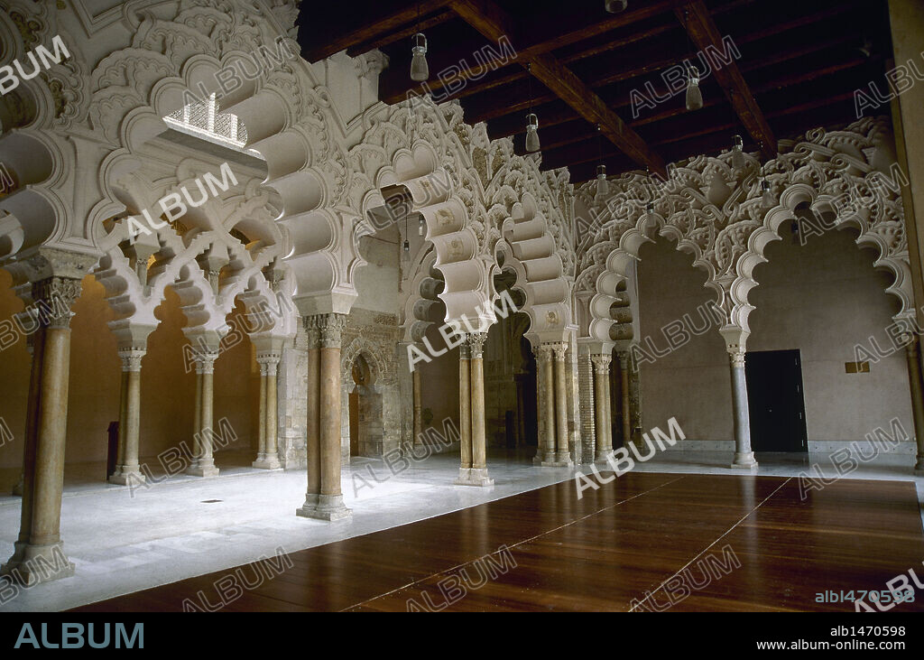 ARTE ISLAMICO. ESPAÑA. PALACIO DE LA ALJAFERIA. Construido en el siglo XI, bajo el reinado de Aben-Alfage, quinta de recreo de los reyes de taifas de Zaragoza. Es la sede actual de las Cortes de Aragón. Vista parcial del PATIO DE SANTA ISABEL, con sus arcos lobulados decorados con yesería. ZARAGOZA. Aragón.