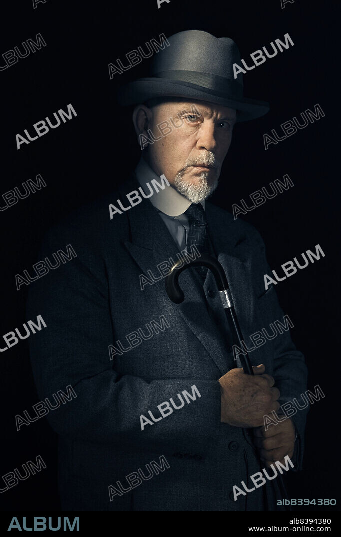 JOHN MALKOVICH en AGATHA CHRISTIE: EL MISTERIO DE LA GUIA DE FERROCARRILES, 2018 (THE ABC MURDERS), dirigida por ALEX GABASSI. Copyright MAMMOTH SCREEN.