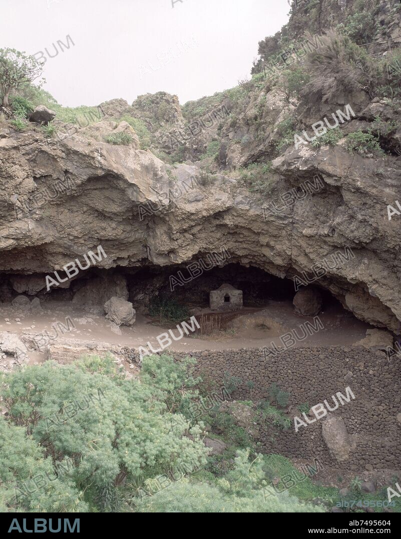 CUEVA DE BELMACO-PRIMER HALLAZGO PREHISTORICO DE LA ISLA-VIVIENDA DE LOS REYES GUANCHES-DESC 1752.