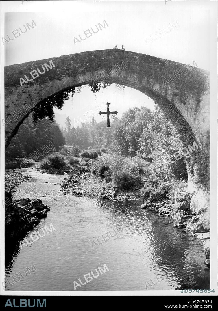 1980. Cruz en el puente romano del pueblo de Cangas de Onis (Asturias).