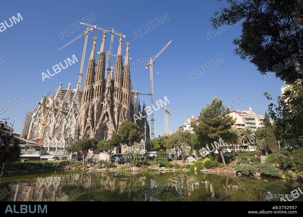 La Sagrada Familia by Antoni Gaudi, UNESCO World Heritage Site, Barcelona, Catalonia, Spain, Europe.
