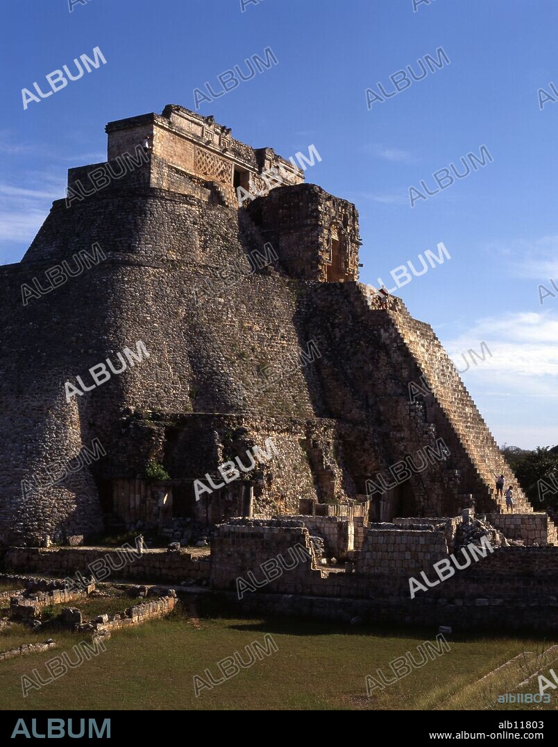 Mexico.Yucatan.Z.A. de Uxmal.Cultura Maya.Piramide del Adivino.