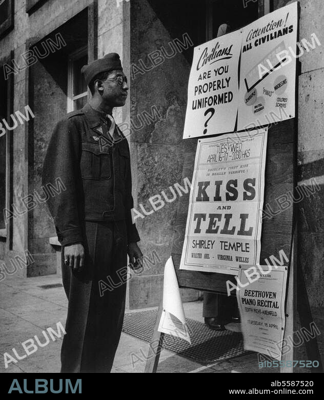 Deutschland, Nachkriegszeit. - ""G.I. Looking at a sign / Ein G.I. liest eine Bekanntmachung." - Foto, Frankfurt am Main, April 1946. Aus einer Serie: Leben im Nachkriegsdeutschland.