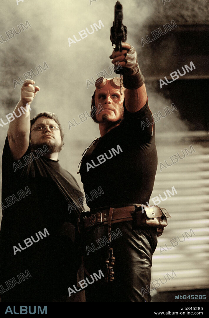 GUILLERMO DEL TORO y RON PERLMAN en HELLBOY, 2004, dirigida por GUILLERMO DEL TORO. Copyright COLUMBIA PICTURES / MAIDMENT, JAY.