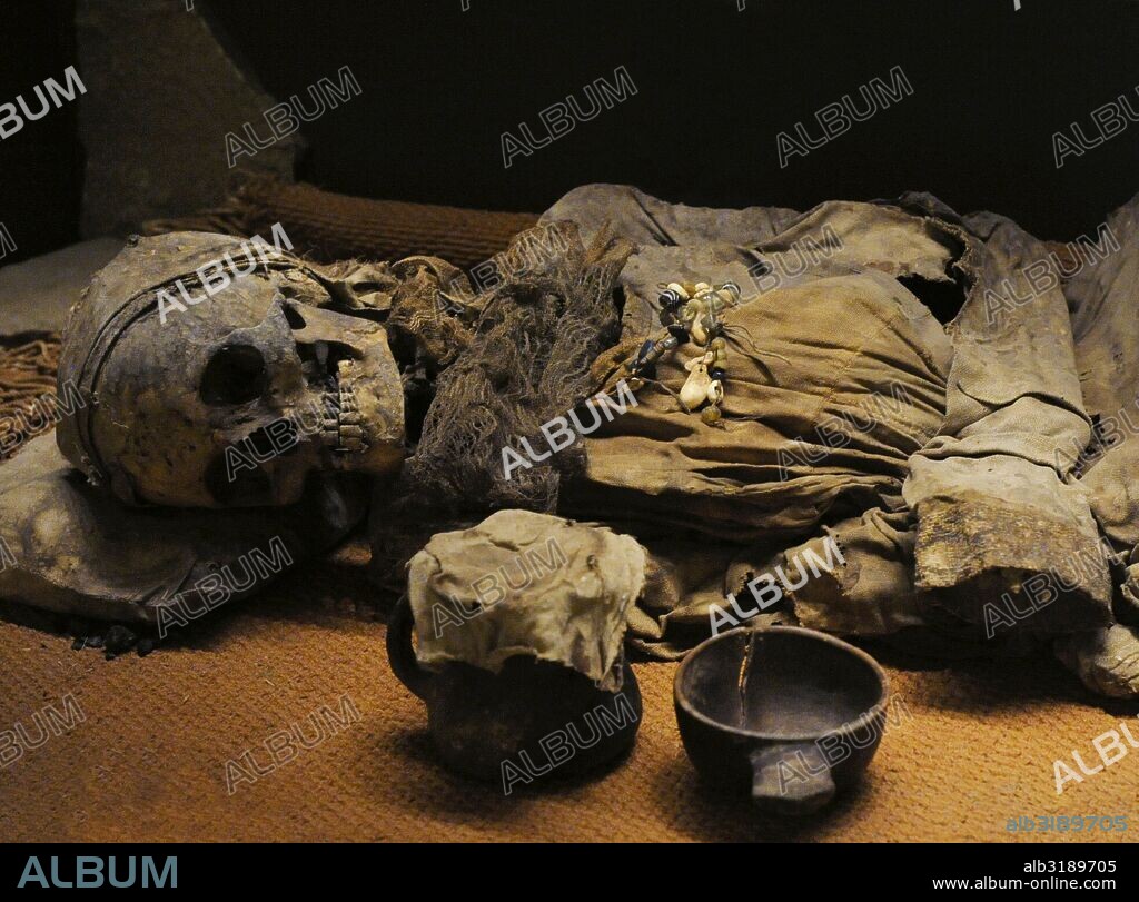 Caucaso. Edad Media. Mujer momificada naturalmente, hallada en una cueva abovedada. Siglo IX. Colocada en posición de dormir. Museo del Hermitage (The State Hermitage Museum). San Petersburgo. Rusia.