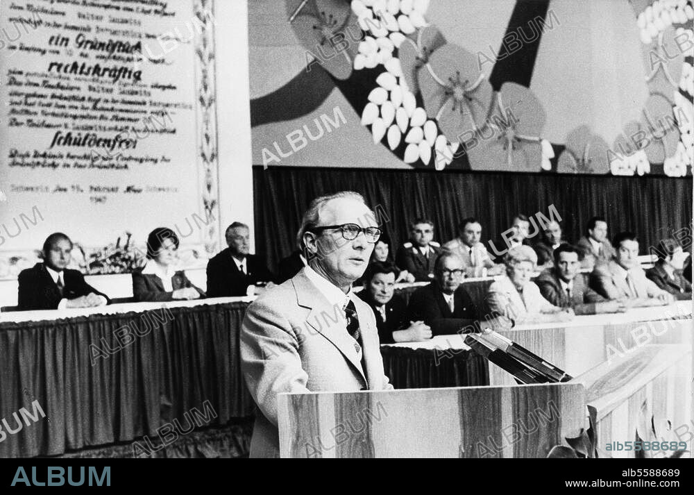 Honecker, Erich Generalsekretär des ZK der SED, Staatsratsvorsitzender der DDR, (25.8.1912-29.5.1994). - Festveranstaltung zum 30. Jahrestag der Bodenreform in der Landwirtschaft, am 5. September 1975 in Schwerin: Erich Honecker während seiner Rede.- Foto.