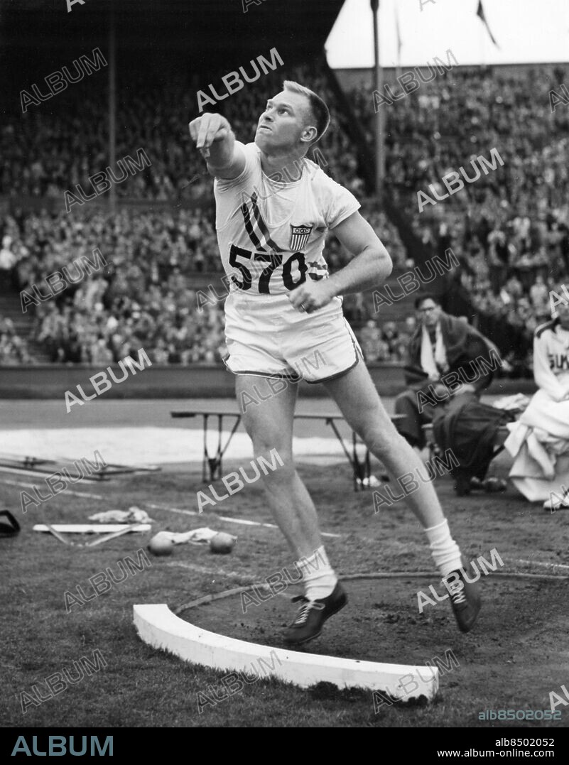 STORBRITANNIEN LONDON 1948-08-03.. Wilbur Thompson, amerikansk friidrottare, vinner finalen i kula på Wembley Stadium vid de olympiska sommarspelen 1948 med en stöt på 17,12 m, nytt olympiskt rekord.. Foto: Reuterphoto / AB Text & Bilder / SVT / Kod: 5600. Engelsk originalbildtext.. Mapp: O.S. i London 1948: Kulstötning (herrar) (Segrare: Thompson, U.S.A.) I:276i. Kulstötning Vinnare Segrare.