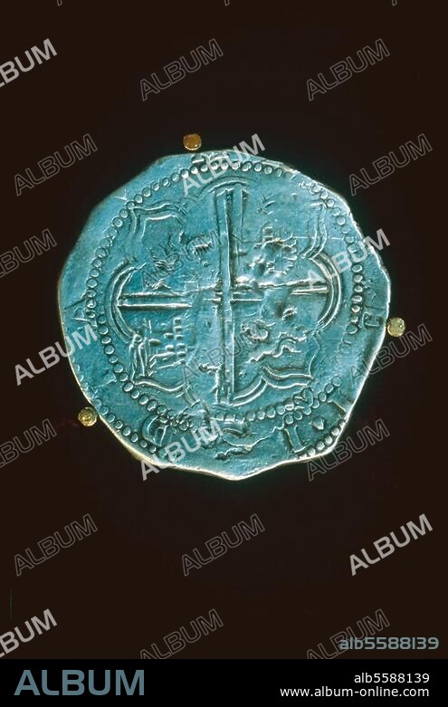 Finanzwesen / Geld / Spanien. Silbermünze "8 Real": Ausschnitt aus dem Wappen der spanischen Krone mit griechischem Kreuz, getragen von zwei Löwen und zwei Schlössern. (Gewicht: 27 Gramm; ab 1566 unter der Herrschaft Philipps II. von Spanien geprägt; Münzstätte: Potosi, Bolivien). Potosi, Museo de la Casa de la Moneda.