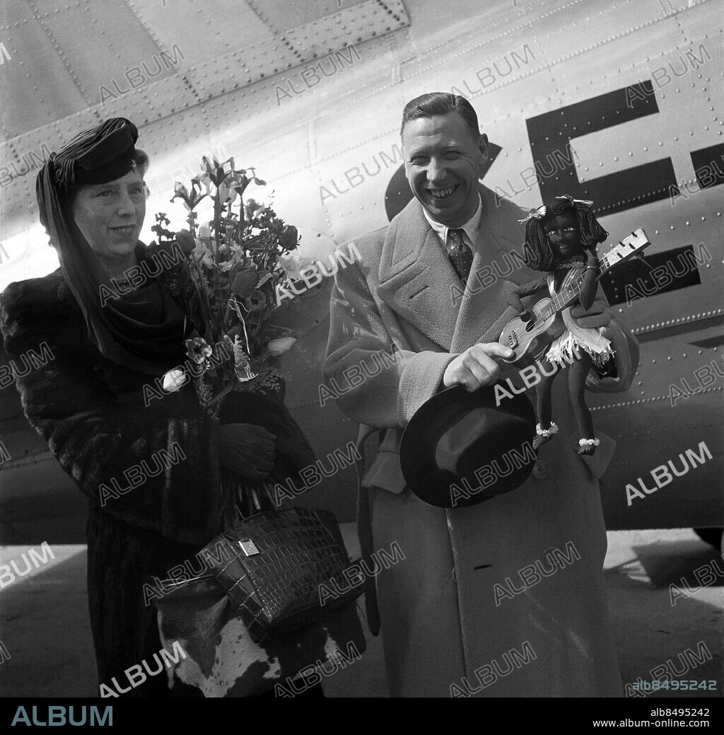 STOCKHOLM 1951 *For Your Files". The British singer and actor George Formby (1904-1961) together with his wife Beryl during a visit to Stockholm,Sweden 1951. Foto: TT Historical / kod 1900.