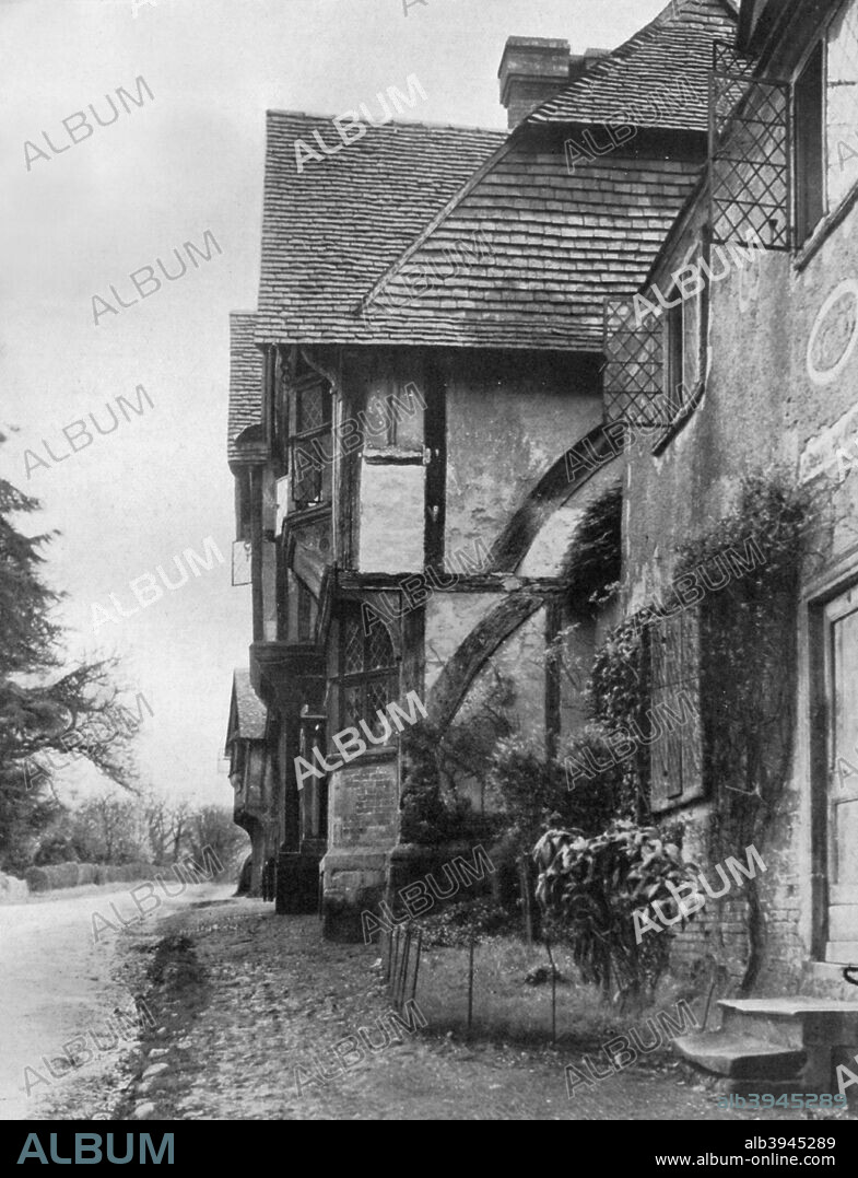 Old house at Chiddingstone, Kent, 1924-1926. Chiddingstone has been described as the most perfect surviving example of a Tudor village in the county. The entire village, with the exception of the church and the castle, is owned by the National Trust. A print from Hutchinson's Britain Beautiful, edited by Walter Hutchinson, volume II, 1924-1926.