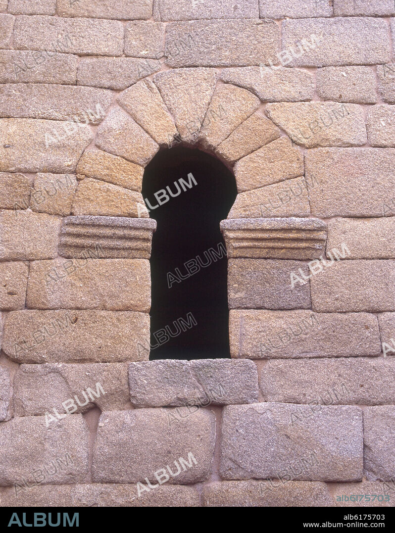 EXTERIOR- VENTANA DE ARCO DE HERRADURA- ARQUITECTURA MOZARABE- SIGLOS VIII Y IX.