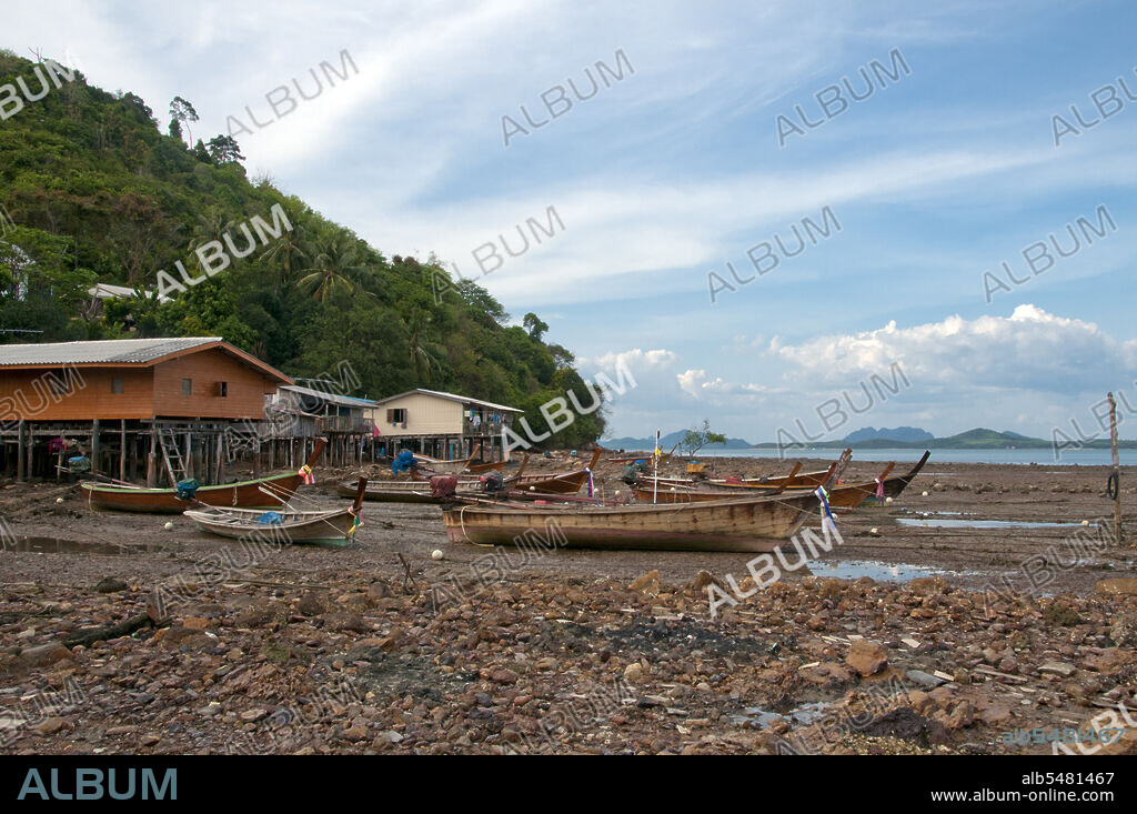 The ‘Sea Gypsies’ or Moken of the Andaman Sea, known in Thai as chao thalae or ‘people of the sea’, are divided into three groups. They number between 4,000 and 5,000, they live only on the coast, either in huts by the shore, or on craft that ply the coastal waters from the Mergui Archipelago in Burma to the Tarutao Islands in Southern Thailand. The largest Sea Gypsy group are the Urak Lawoi, numbering around 3,000. They live in simple shacks on beaches stretching south from Phuket to the Tarutao islands and make a living by fishing and beachcombing. Their two largest settlements are at Ko Sirey and Rawai in the southeast of Phuket island.
