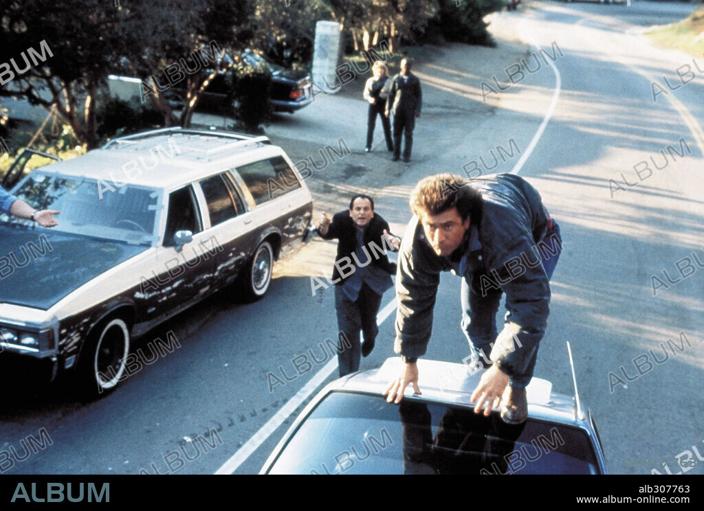 JOE PESCI and MEL GIBSON in LETHAL WEAPON 2, 1989, directed by RICHARD DONNER. Copyright WARNER BROTHERS.