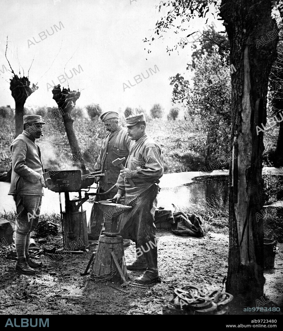 Noviembre 1917. En el frente Occidental. Fragua Portatil del servicio de Herradores de un campamento francés el Bélgica.