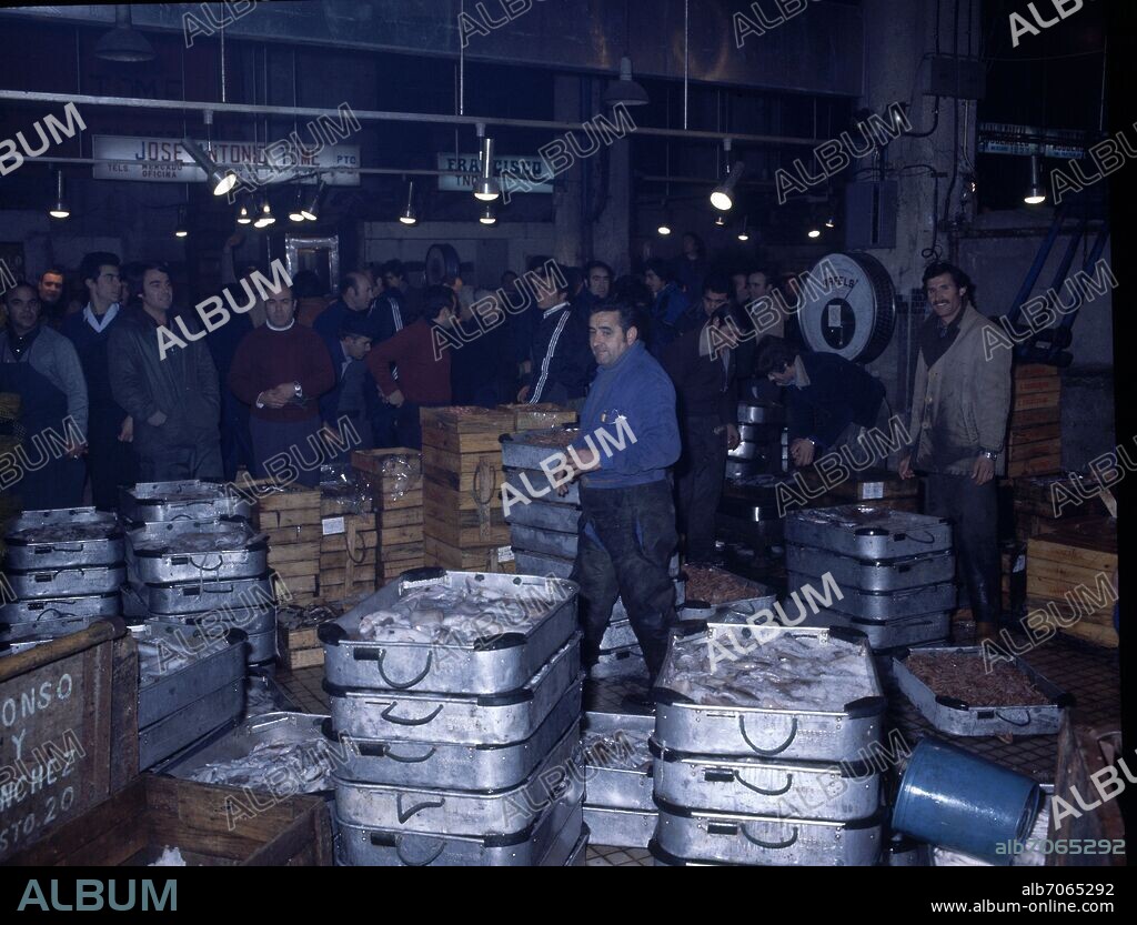 INTERIOR DEL MERCADO CENTRAL DE PESCADO EN EL ANTIGUO MERCADO DE LA PUERTA DE TOLEDO - FOTO AÑOS 70.