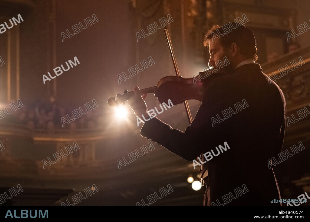 CLIVE OWEN en LA CANCION DE LOS NOMBRES OLVIDADOS, 2019 (THE SONG OF NAMES), dirigida por FRANÇOIS GIRARD. Copyright SERENDIPITY POINT FILMS.