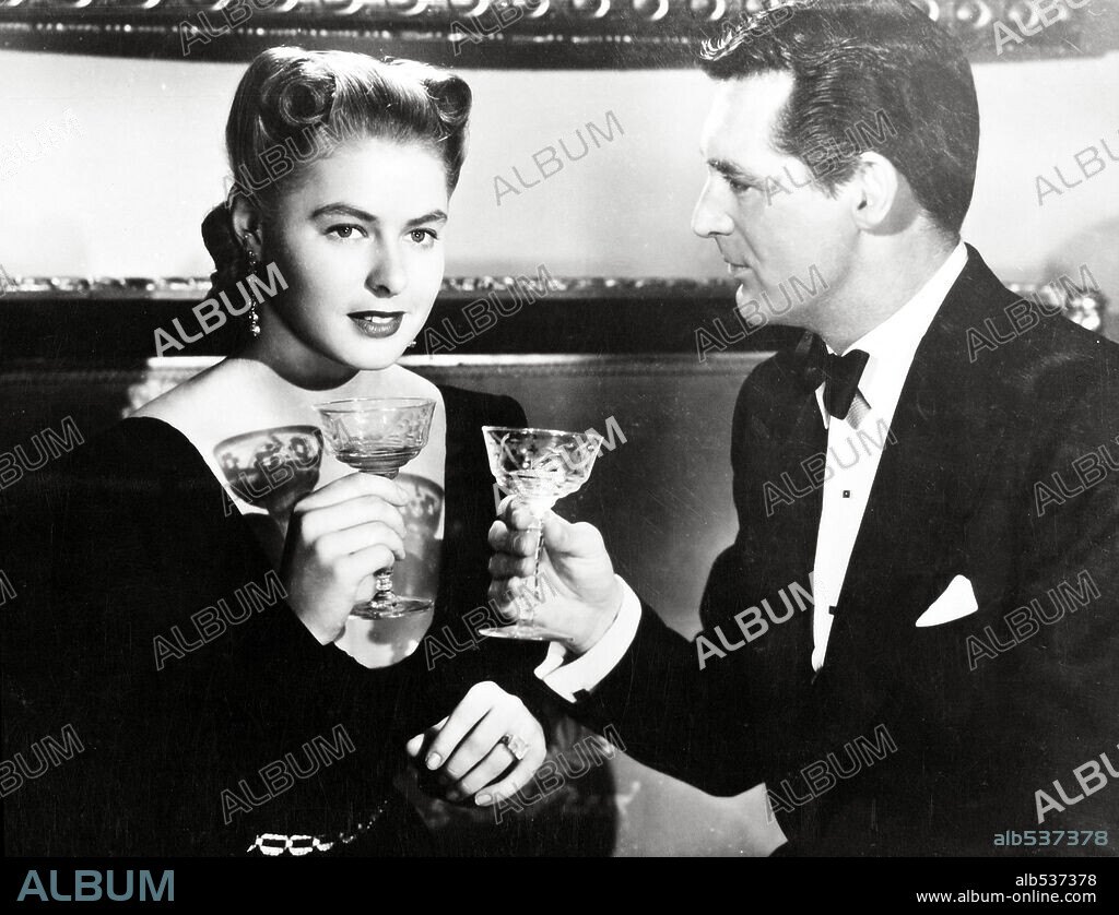 CARY GRANT y INGRID BERGMAN en ENCADENADOS, 1946 (NOTORIOUS), dirigida por ALFRED HITCHCOCK. Copyright RKO RADIO PICTURES.