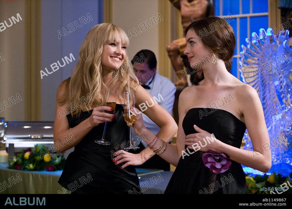 ANNE HATHAWAY et KATE HUDSON dans BRIDE WARS, 2009, réalisé par GARY WINICK. Copyright FIRM FILMS/NEW REGENCY PICTURES/REGENCY ENTERPRISES.