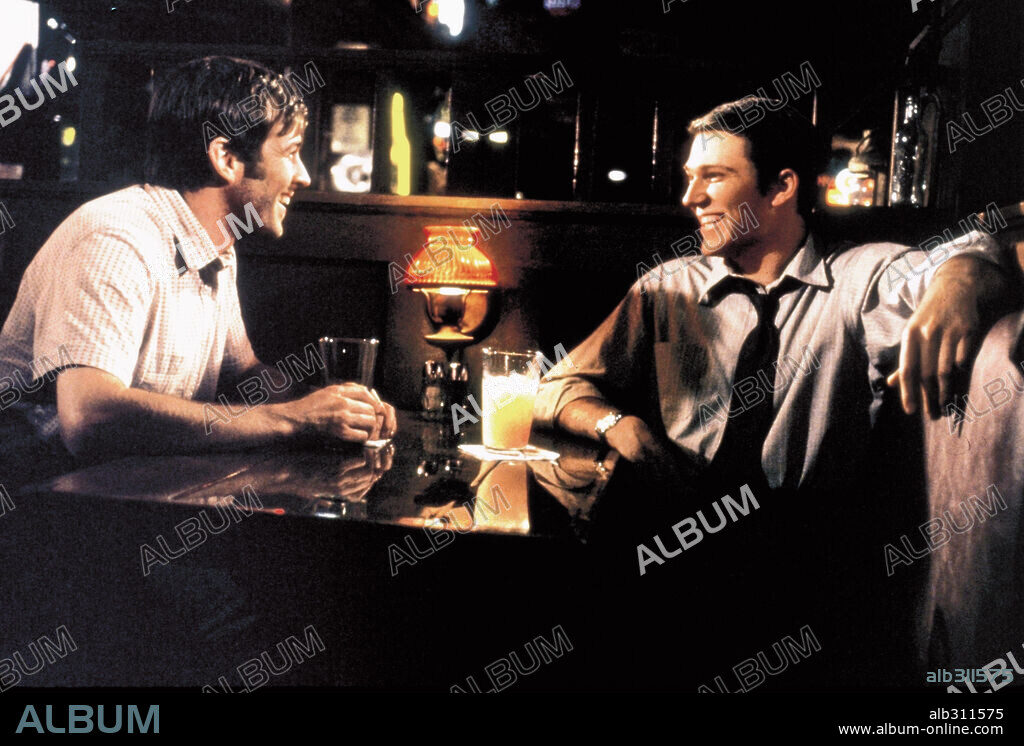 LOREN DEAN y PRUITT TAYLOR VINCE en MUMFORD, ALGO VA A CAMBIAR EN TU VIDA, 1999 (MUMFORD), dirigida por LAWRENCE KASDAN. Copyright TOUCHSTONE PICTURES / LAMANA, GEMMA.