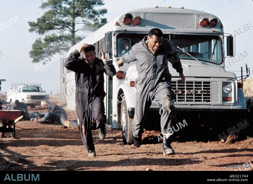 LAURENCE FISHBURNE y STEPHEN BALDWIN en FUGITIVOS ENCADENADOS, 1996 (FLED), dirigida por KEVIN HOOKS. Copyright M.G.M / WEINSTEIN, MICHAEL.
