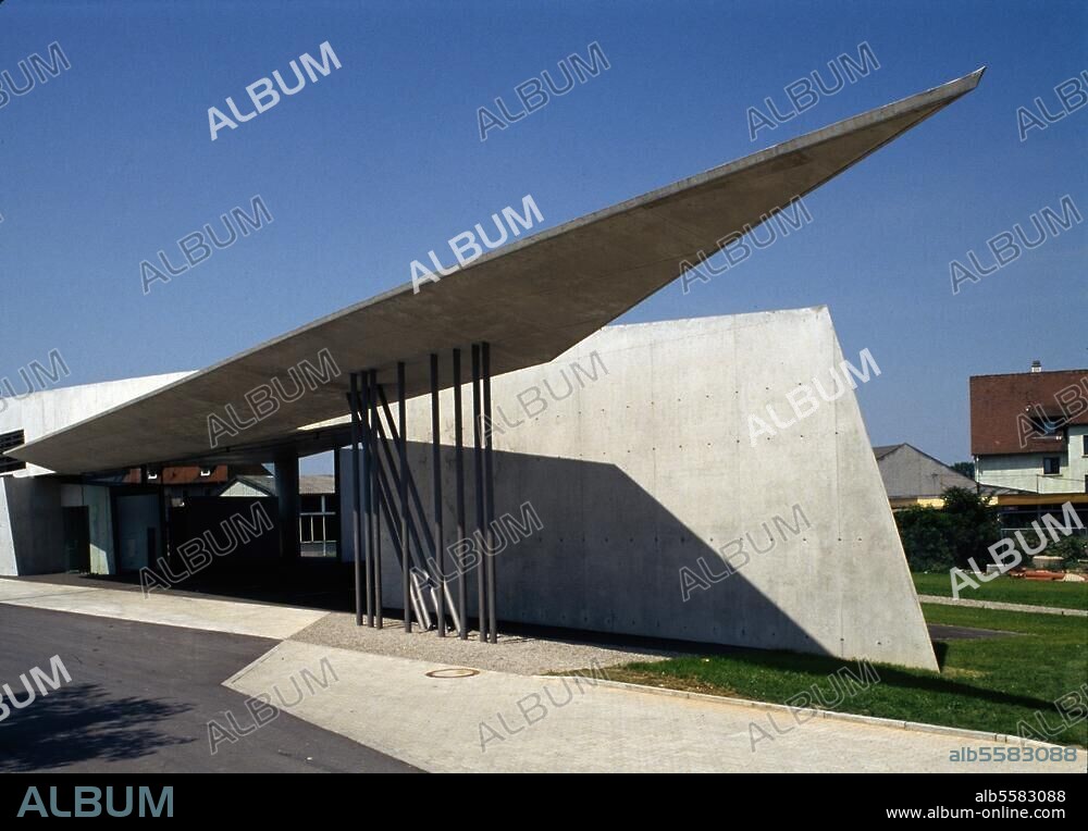Weil am Rhein (Baden-Württemberg), Fire station (Vitra Design; built 1989-92 by Zaha M. Hadid). View. Photo, undated.